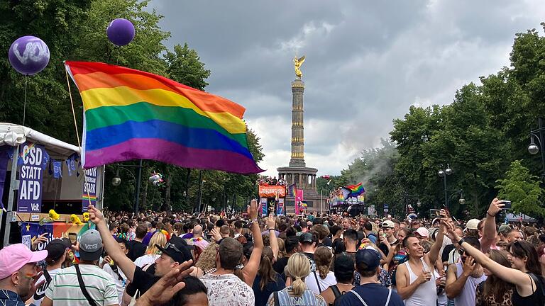 46. Berlin Pride Umzug zum Christopher Street Day       -  Schlusspunkt des Demo-Umzugs war die Siegessäule.