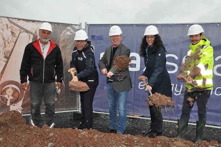 Beim Spatenstich für das Fernwärmenetz in Bundorf im Mai 2023 (von links): Bauunternehmer Thomas Schmitt, Pascal Lang von EGIS, Bürgermeister Hubert Endres, Elke Hanel von MaxSolar und Projektleiter Maximilian Huber. Beim Spatenstich für das Fernwärmenetz in Bundorf im Mai 2023 (von links): Bauunternehmer Thomas Schmitt, Pascal Lang von EGIS, Bürgermeister Hubert Endres, Elke Hanel von MaxSolar und Projektleiter Maximilian Huber.