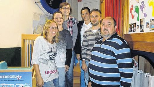 Gemeinsam zum Wohl der Kinder: Die Eußenhäuser Familien arbeiten Hand in Hand. Im Bild (von links) Schriftführerin Ramona Breunig, Kindergarten-Leiterin Silke Sidon, Erzieherin Stefanie Kirchner, die neue Elternbeiratsvorsitzende Silke Knobling, Kassier Jürgen Amthor und Franz-Josef Dietz, Vorsitzender des Trägervereins St. Johannis. Gemeinsam zum Wohl der Kinder: Die Eußenhäuser Familien arbeiten Hand in Hand. Im Bild (von links) Schriftführerin Ramona Breunig, Kindergarten-Leiterin Silke Sidon, Erzieherin Stefanie Kirchner, die neue Elternbeiratsvorsitzende Silke Knobling, Kassier Jürgen Amthor und Franz-Josef Dietz, Vorsitzender des Trägervereins St. Johannis.