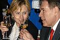 Sicherheitskonferenz Clinton und Glos Abendessen       -  Verstanden sich beim Dinner in der Münchner Residenz im Mai 2005 gut: Die damalige US-Senatorin Hillary Clinton und der damalige CSU-Landesgruppenchef Michael Glos.