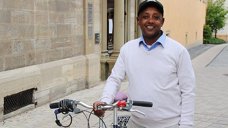 mun-tm-asyl-tadesse       -  Tadesse Asfaw Melkamu ist immer mit dem Fahrrad unterwegs. Er hat bis zum Jahreswechsel bei der Firma Seger gearbeitet. Das darf er nun nicht mehr. Jetzt haben Münnerstädter Unterschriftenlisten ausgelegt, damit Tadesse wieder arbeiten darf.