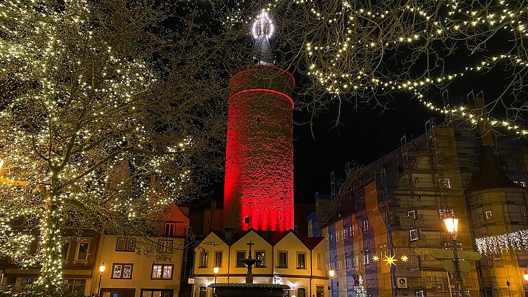 Der Kitzinger Marktturm und damit Bayerns größte Adventskerze leuchtet ab Freitag, pünktlich zum ersten Adventswochenende, wieder. Das Foto entstand bei der geglückten Generalprobe der Beleuchtung am Mittwochabend.