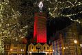 Der Kitzinger Marktturm und damit Bayerns größte Adventskerze leuchtet ab Freitag, pünktlich zum ersten Adventswochenende, wieder. Das Foto entstand bei der geglückten Generalprobe der Beleuchtung am Mittwochabend.