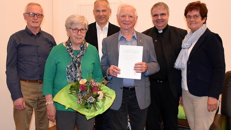 Für seine 40-jährige verdienstvolle Arbeit im Vorstand des Vereins Sozialstation Sankt Michael Werneck wurde Otto Friedrich (Mitte, mit Ehefrau Anni) mit dem Ehrenzeichen in Gold des Deutschen Caritasverbands ausgezeichnet. Bei der Verleihung dabei waren (von links): Vereinsvorsitzender Hans Friedrich, Einrichtungsleiter Ulrich Buchholz, Domkapitular Clemens Bieber und zweite Vorsitzende Edeltraud Baumgartl.