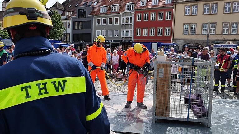 Blaue Engel auf dem Marktplatz: Das Technische Hilfswerk Schweinfurt feierte das 70-jährige Bestehen des Ortsverbands.