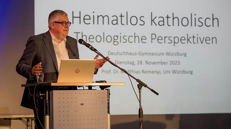 Professor Matthias Reményi bei seinem Vortrag am Deutschhaus-Gymnasium.