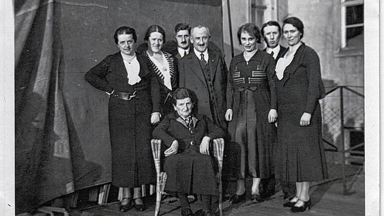 Gruppenfoto mit in der Mitte Sigmund und links davon Sara Seligsberger zu sehen, mit Geschwistern von Sara samt Partnern und im Vordergrund Rachel Wolff, deren Mutter, aus Anlass ihres 80. Geburtstags 1936.