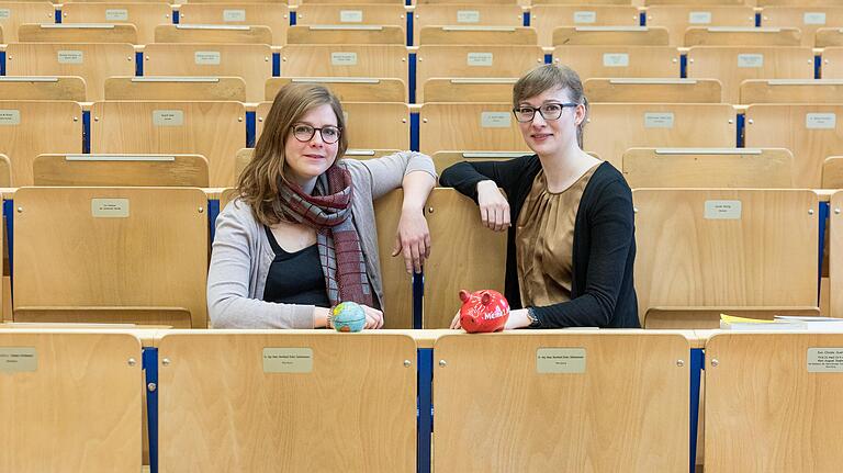 Die beiden Dozentinnen Jasmin Möller (in schwarzer Jacke) und Kathrin Sackmann (beide vom Lehrstuhl für BWL und Industriebetriebslehre an der Universität Würzburg) sprechen bei der nächsten Kinderuni am 14. Dezember über das Thema Nachhaltigkeit und die Reise des T-Shirt.