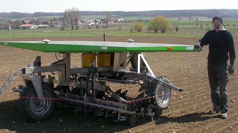 Gute Dienste leistet ein landwirtschaftlicher Roboter nordwestlich von Ottelmannshausen. Christoph Baer vom Dörfleshof (rechts im Bild) hat bei einem Pressetermin das neuartige Vehikel erklärt.