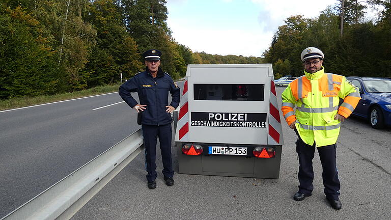 Die beiden Polizeihauptkommissare Stefan Scherrer (links) von der Polizeiinspektion Haßfurt und Ingo Stübinger (rechts) von der Verkehrspolizeiinspektion Schweinfurt-Werneck waren am Mittwoch an der B 303 vor Ort, als der 'Enforcement Trailer' zu seinem ersten Einsatz im Landkreis Haßberge aufgestellt wurde. Die beiden Polizeihauptkommissare Stefan Scherrer (links) von der Polizeiinspektion Haßfurt und Ingo Stübinger (rechts) von der Verkehrspolizeiinspektion Schweinfurt-Werneck waren am Mittwoch an der B 303 vor Ort, als der 'Enforcement Trailer' zu seinem ersten Einsatz im Landkreis Haßberge aufgestellt wurde.
