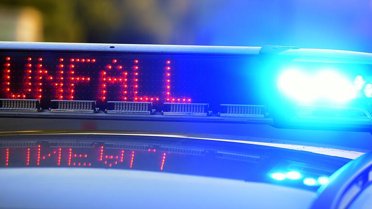 Bei einem Verkehrsunfall im Landkreis Schweinfurt verlor ein Motorradfahrer am frühen Freitagabend sein Leben.