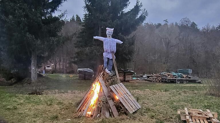 Auf dem Foto: Die Hexe, die beim Hutzelfeuer die Wintergeister vertreiben soll.