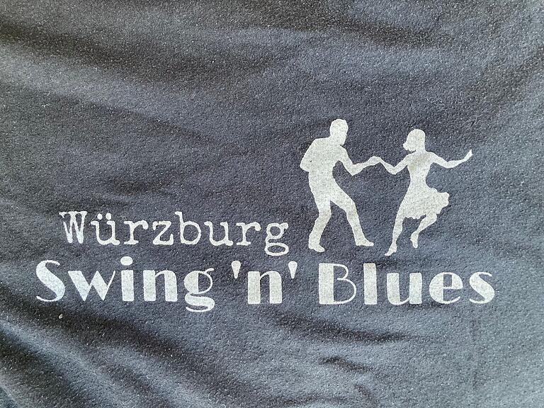 Das Logo des neuen Vereins Swing‘n‘Blues Würzburg zieht T-Shirts und Hoodies. Das Logo des neuen Vereins Swing‘n‘Blues Würzburg zieht T-Shirts und Hoodies.