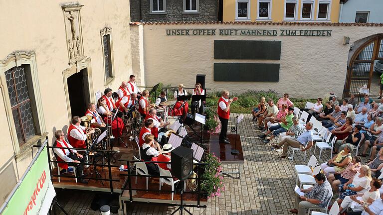 Vor gut 100 Personen, darunter Bürgermeister Peter Juks, die Kulturreferentin Renate Lindner, sowie die Stadträte Steffen Krämer und Siegfried Scheder, präsentierten „Die Linsenspitzer“ eine musikalische Reise durchs Egerland.