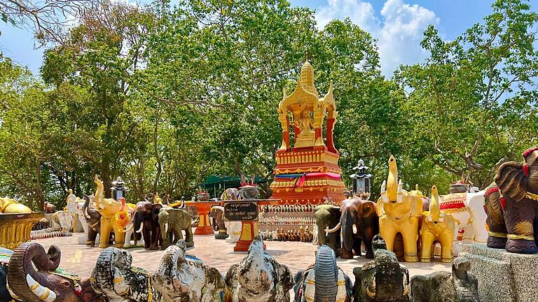 Elefanten als Glücksbringer in Thailand       -  Elefanten gelten in Thailand als Glücksbringer und werden mit vielen Statuen geehrt. (Archivbild)