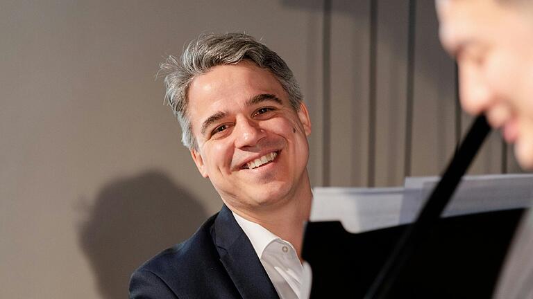 Alexander Fleischer, Gründer und Leiter des Festivals Lied in Würzburg, hier mit Tenor Tae Hwan Yun während des Festivals 2024. Alexander Fleischer, Gründer und Leiter des Festivals Lied in Würzburg, hier mit Tenor Tae Hwan Yun während des Festivals 2024.