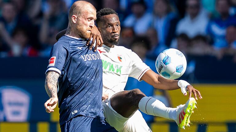 VfL Bochum - FC Augsburg       -  Bochum und Augsburg lieferten sich zahlreiche enge Zweikämpfe.