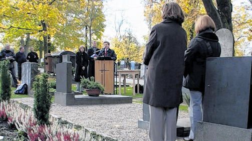 Neuangelegter Urnengarten: Die Leiterin der Friedhofsverwaltung Isolde Krones, Dompfarrer Dr. Vorndran und Oberbürgermeister Georg Rosenthal  an der neuen Urnengemeinschaftsanlage bei der Einweihungsfeier im  Hauptfriedhof.