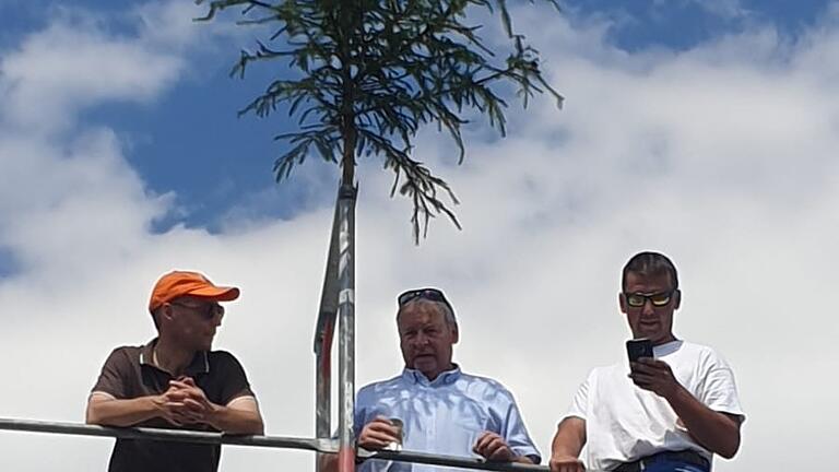 Für den Neubau der OVB GmbH wurde Richtfest gefeiert. Im Bild (von links): Architekt Klaus Abert, Jens Leubold, Fa. Stark Stahlbau aus Coburg, und Polier Jaworsky.