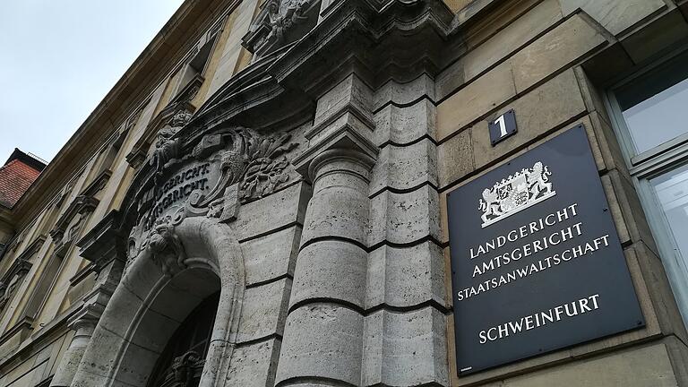 Eine junge Mutter wurde Anfang März wegen Mordes an ihrem drei Monate alten Baby zu einer lebenslangen Freiheitsstrafe verurteilt. Der Verteidiger der Frau hat nun Revision eingelegt. Eine junge Mutter wurde Anfang März wegen Mordes an ihrem drei Monate alten Baby zu einer lebenslangen Freiheitsstrafe verurteilt. Der Verteidiger der Frau hat nun Revision eingelegt.