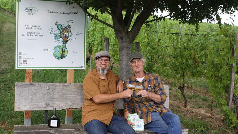 Auf das gelungene Projekt: Harald Gangl und Carlo Dernhard stoßen an der vorletzten Tafel auf den humorigen Wein-Erlebnis-Weg an. Auf das gelungene Projekt: Harald Gangl und Carlo Dernhard stoßen an der vorletzten Tafel auf den humorigen Wein-Erlebnis-Weg an.