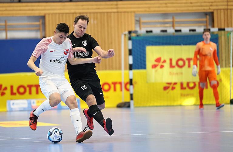 Moritz Schubert (rechts) vom TSV Rottendorf verfolgt einen Erlanger Gegenspieler.