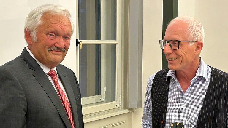 Bürgermeister Harald Kopp (rechts) überreicht Herbert Biebelriether zum Abschied aus dem Stadtrat ein Präsent.