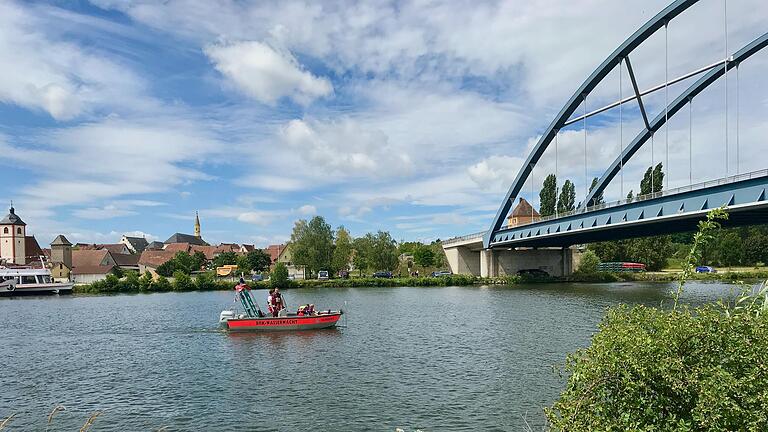 Am späten Donnerstagvormittag kam es an der Mainbrücke zwischen Volkach und Astheim zu einem großen Wasserretungseinsatz. Rund 100 Einsatzkräfte von Wasserwacht, Rotem Kreuz und Feuerwehr suchten nach einem ins Wasser gefallenen Menschen, nachdem auf der Brücke Kleidungsstücke gefunden worden waren. Der Einsatz wurde am frühen Nachmittag ergebnislos abgebrochen. Am späten Donnerstagvormittag kam es an der Mainbrücke zwischen Volkach und Astheim zu einem großen Wasserretungseinsatz. Rund 100 Einsatzkräfte von Wasserwacht, Rotem Kreuz und Feuerwehr suchten nach einem ins Wasser gefallenen Menschen, nachdem auf der Brücke Kleidungsstücke gefunden worden waren. Der Einsatz wurde am frühen Nachmittag ergebnislos abgebrochen.