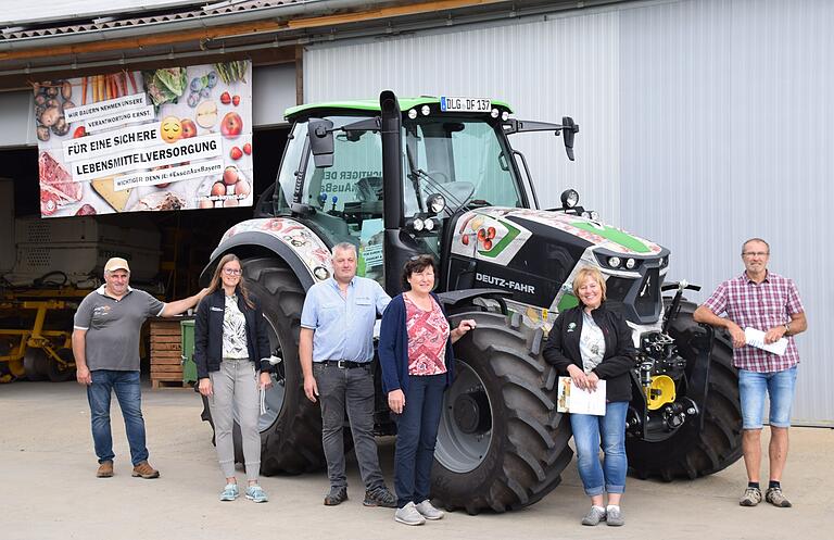 Werbung für regionale Lebensmittel macht der Bauernverband mit seiner Schleppertour #EssenAusBayern. Am Flachshof dabei waren: (von links) BBV-Vorstandsmitglied Matthias Schmittfull, Kreisbäuerin Barbara Göpfert, Kreisobmann Michael Reck, Beirätin Inge Mahlmeister, Stellvertretende Kreisbäuerin Sigrid Hammer und Bio-Landwirt Andreas Römert.