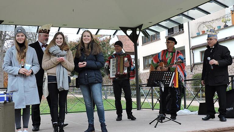 Michael Schecher (rechts), Präsident der Lohrer 'Mopper', hat die Session 2021/22 eröffnet. Ausgezeichnet durch Siggi Schnellbach (Zweiter von links) von Faschingsverband Franken wurden (von links) Leonie Aull, Hannah Froesch und Lisa-Marie Krautwald. Für den schmissigen musikalischen Ton sorgten die Lohrer Nachtschwärmer Reinhard Breitenbach am Akkordeon und Christoph Müller an der Gitarre.&nbsp;