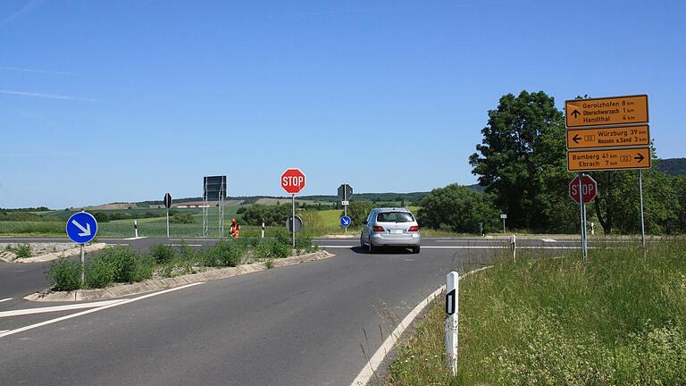 Zusätzliche Verkehrszeichen sollen mithelfen, die Zahl der Vorfahrtsverletzungen an der Kreuzung auf der B 22 zwischen Siegendorf und Oberschwarzach zu reduzieren. Zusätzliche Verkehrszeichen sollen mithelfen, die Zahl der Vorfahrtsverletzungen an der Kreuzung auf der B 22 zwischen Siegendorf und Oberschwarzach zu reduzieren.
