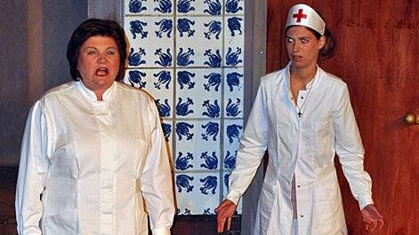 Gabriele Bayerschmidt als unbarmherzige Schwester Ratched (links) mit Isabell Lang bei 'Einer flog über das Kuckucksnest' im Jahr 2012. Gabriele Bayerschmidt als unbarmherzige Schwester Ratched (links) mit Isabell Lang bei 'Einer flog über das Kuckucksnest' im Jahr 2012.