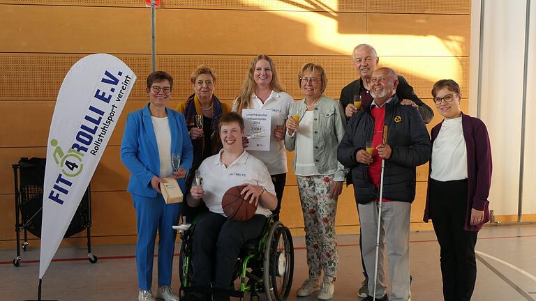 Freude über den Inklusionspreis (von links): Maria Hoßmann, Gerlinde Martin, Eva-Maria Fischer, Christine Petrutzki, Birgit Bayer, Edwin Oppelt, Michael Schulz und Natalie Harfst. Freude über den Inklusionspreis (von links): Maria Hoßmann, Gerlinde Martin, Eva-Maria Fischer, Christine Petrutzki, Birgit Bayer, Edwin Oppelt, Michael Schulz und Natalie Harfst.
