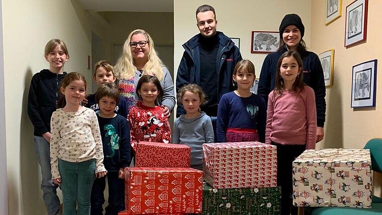 Schulleitung und Klassensprecher übergeben die Pakete an die Johanniter Weihnachtstrucker.