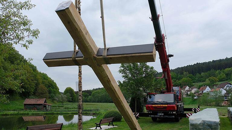 Zur Installation musste ein ausgewachsener Kranwagen anrücken. Gerd Schaar - Zur Installation musste ein ausgewachsener Kranwagen anrücken. Gerd Schaar Zur Installation musste ein ausgewachsener Kranwagen anrücken. Gerd Schaar - Zur Installation musste ein ausgewachsener Kranwagen anrücken. Gerd Schaar