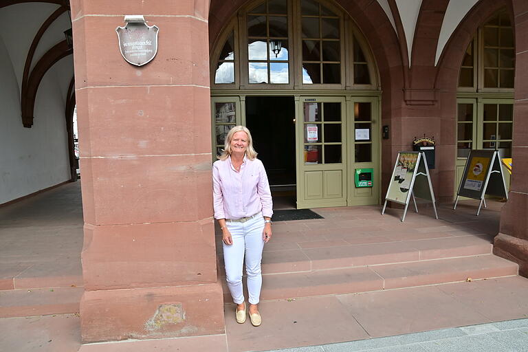 Jetzt sind die Türen zum Rathaus wieder offen und Bürgermeisterin Anette Schmidt lädt alle Bürger ein, den eingeschlagenen Weg mit ihr gemeinsam zu gehen Jetzt sind die Türen zum Rathaus wieder offen und Bürgermeisterin Anette Schmidt lädt alle Bürger ein, den eingeschlagenen Weg mit ihr gemeinsam zu gehen