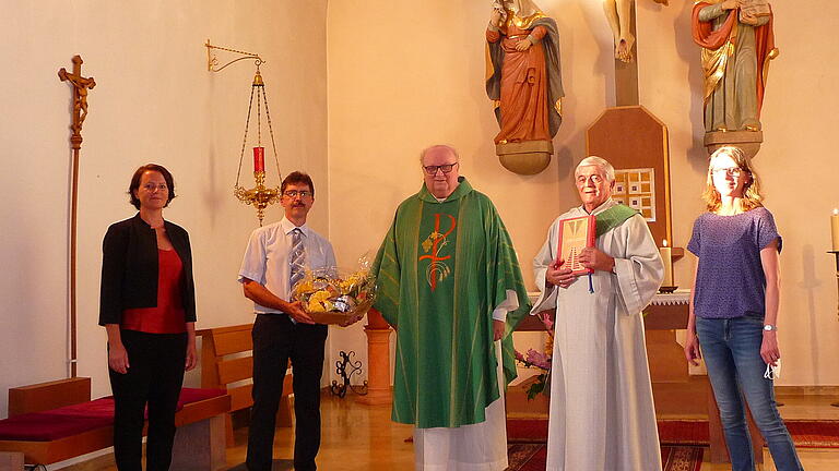 Bilder vom Jubiläumsgottesdienst (von links)
Bürgermeisterin Kerstin Deckenbrock, Matthias Michel, Pfarrer Otto Halk, Diakon Johannes Hoffart und Sonja Liebler. Bilder vom Jubiläumsgottesdienst (von links)
Bürgermeisterin Kerstin Deckenbrock, Matthias Michel, Pfarrer Otto Halk, Diakon Johannes Hoffart und Sonja Liebler.