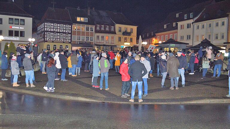 Freitagabend kurz nach 19 Uhr: Nach ihrem Demonstrationszug durch die Innenstadt von Bad Königshofen versammelten sich die Teilnehmerinnen und Teilnehmer auf dem Marktplatz, bevor sich die Menschenmenge auflöste. Laut Polizei gab es während des gesamten Verlaufs der Protestaktion gegen die Einführung einer Impfpflicht keinerlei besonderen Vorkommnisse. Freitagabend kurz nach 19 Uhr: Nach ihrem Demonstrationszug durch die Innenstadt von Bad Königshofen versammelten sich die Teilnehmerinnen und Teilnehmer auf dem Marktplatz, bevor sich die Menschenmenge auflöste. Laut Polizei gab es während des gesamten Verlaufs der Protestaktion gegen die Einführung einer Impfpflicht keinerlei besonderen Vorkommnisse.