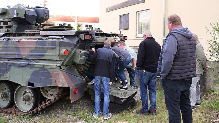 Nach der Führung durch das Dokumentationszentrum 'Eine Grenzgarnison im Kalten Krieg' konnten die Stadträte auch einen Blick in den Schützenpanzer Marder werfen. Einst war das Mellrichstädter Panzergrenadierbataillon 352 damit ausgestattet gewesen. Nach der Führung durch das Dokumentationszentrum 'Eine Grenzgarnison im Kalten Krieg' konnten die Stadträte auch einen Blick in den Schützenpanzer Marder werfen. Einst war das Mellrichstädter Panzergrenadierbataillon 352 damit ausgestattet gewesen.