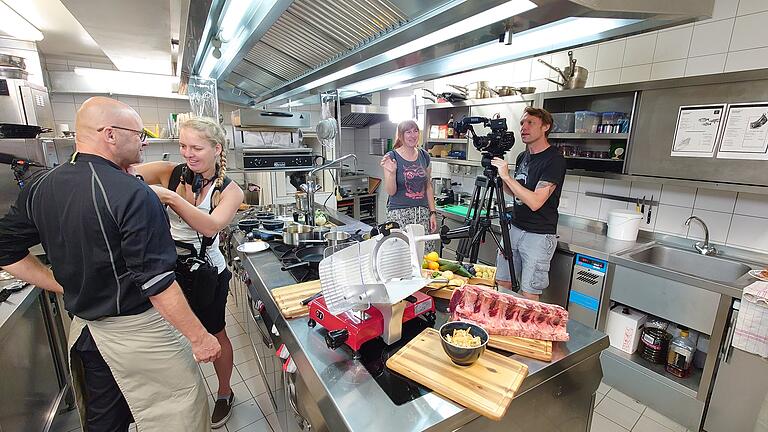 Küchenchef Rainer Trautenbach (links) wird für die Dreharbeiten des Bayerischen Fernsehens für die Reihe 'Landgasthäuser' im Weinforum in Eibelstadt vorbereitet. Küchenchef Rainer Trautenbach (links) wird für die Dreharbeiten des Bayerischen Fernsehens für die Reihe 'Landgasthäuser' im Weinforum in Eibelstadt vorbereitet.