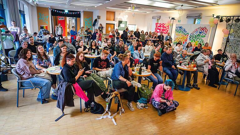 Zahlreiche Besucher konnte das „Fest der Vielfalt“ im Bildhäuser Hof verzeichnen. Zahlreiche Besucher konnte das „Fest der Vielfalt“ im Bildhäuser Hof verzeichnen.
