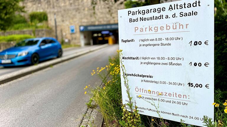 So veränderten sich die Gebühren von Bad Neustadts Altstadt-Parkgarage: Der Tag- und Nachttarif hat sich auf einen Euro pro Stunde beziehungsweise zwei Stunden verdoppelt, der Tageshöchstpreis auf nun 15 Euro verdreifacht.&nbsp;