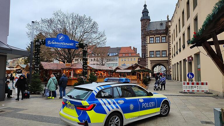 Die Schweinfurter Polizei fotografierte am Samstagfrüh die Situation in der Spitalstraße. Die Schweinfurter Polizei fotografierte am Samstagfrüh die Situation in der Spitalstraße.