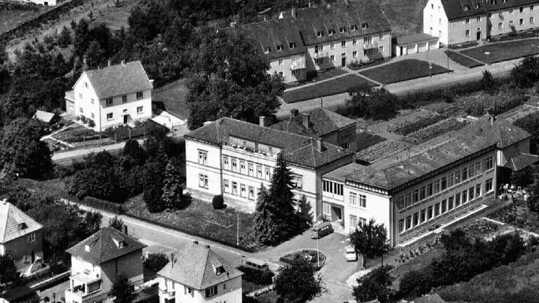 Ein stolzer Krankenhausbau und für Jahrzehnte eine bedeutende Einrichtung in Hofheim: das Krankenhaus am Rand der Stadt.