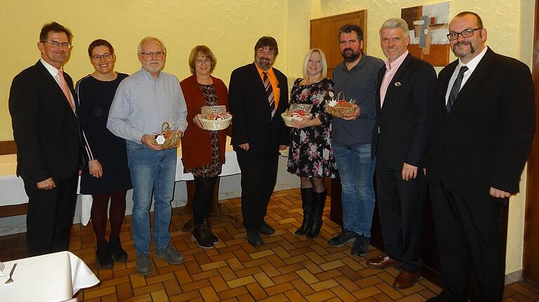 Ehrungen für verdiente ehrenamtliche Stockheimer. Das Bild zeigt (von links) den stellvertretenden Landrat Peter Suckfüll, die stellvertretende Bürgermeisterin Sabine Hartmann,  Egid Bach und Bettina Benkert, Gerald Pittner,   Katja und Ronald Streit, Steffen Vogel und Bürgermeister Martin Link.