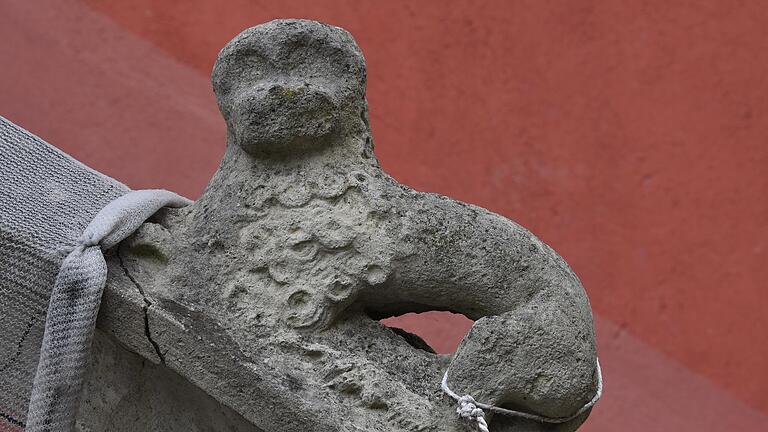 Angeblich soll die kleine Löwenfigur auf dem Handlauf der Rathaustreppe an den Aufenthalt von Richard Löwenherz in der Stadt erinnern. Angeblich soll die kleine Löwenfigur auf dem Handlauf der Rathaustreppe an den Aufenthalt von Richard Löwenherz in der Stadt erinnern.