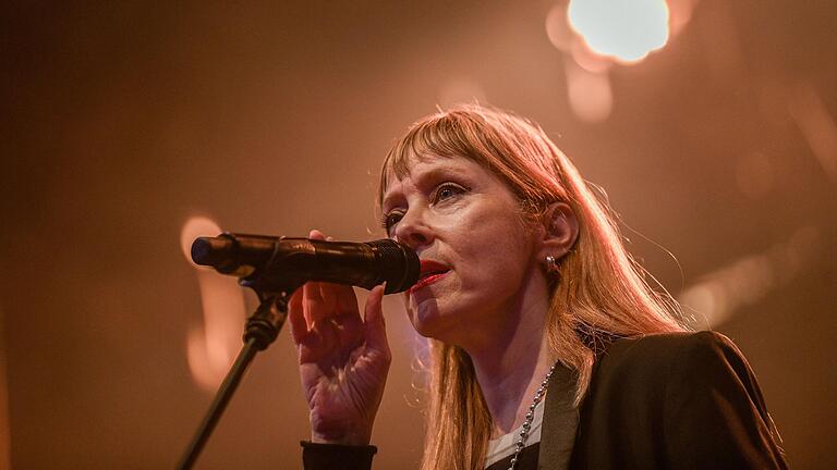 'Ein sehr alter, sehr trauriger, sehr langer Song mit einem tragischen Ende': Suzanne Vega auf der Hafensommer-Bühne.