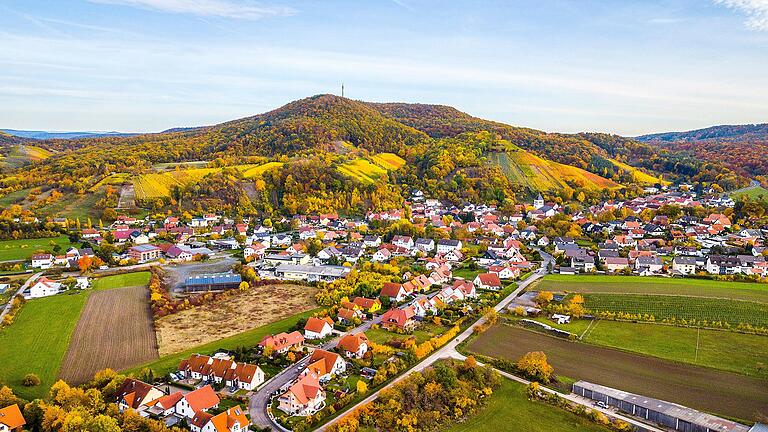 Sie gehören zu den unmittelbaren Betroffenen des Knetzgauer Sparzwangs: Die Menschen in Zell am Ebersberg müssen auf Maßnahmen zur Dorferneuerung wohl noch länger warten. (Archivbild)