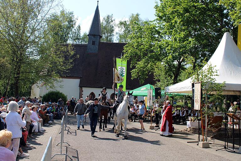 Alexandra Schlafke war in diesem Jahr erstmals die Standartenträgerin beim Wolfgangsritt.