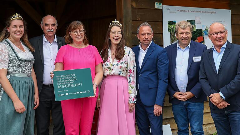 Übergabe mit Umweltminister Thorsten Glauber: Nordheims Weinprinzessin Antonia Kraiss, Weinbaupräsident Artur Steinmann, Nordheims Bürgermeisterin Sibylle Säger, die Fränkische Weinkönigin Lisa Lehritter, Umweltminister Thorsten Glauber, und der Behördenleiter des Amts für Ländliche Entwicklung Jürgen Eisentraut sowie Hermann Kolesch (von links). Übergabe mit Umweltminister Thorsten Glauber: Nordheims Weinprinzessin Antonia Kraiss, Weinbaupräsident Artur Steinmann, Nordheims Bürgermeisterin Sibylle Säger, die Fränkische Weinkönigin Lisa Lehritter, Umweltminister Thorsten Glauber, und der Behördenleiter des Amts für Ländliche Entwicklung Jürgen Eisentraut sowie Hermann Kolesch (von links).